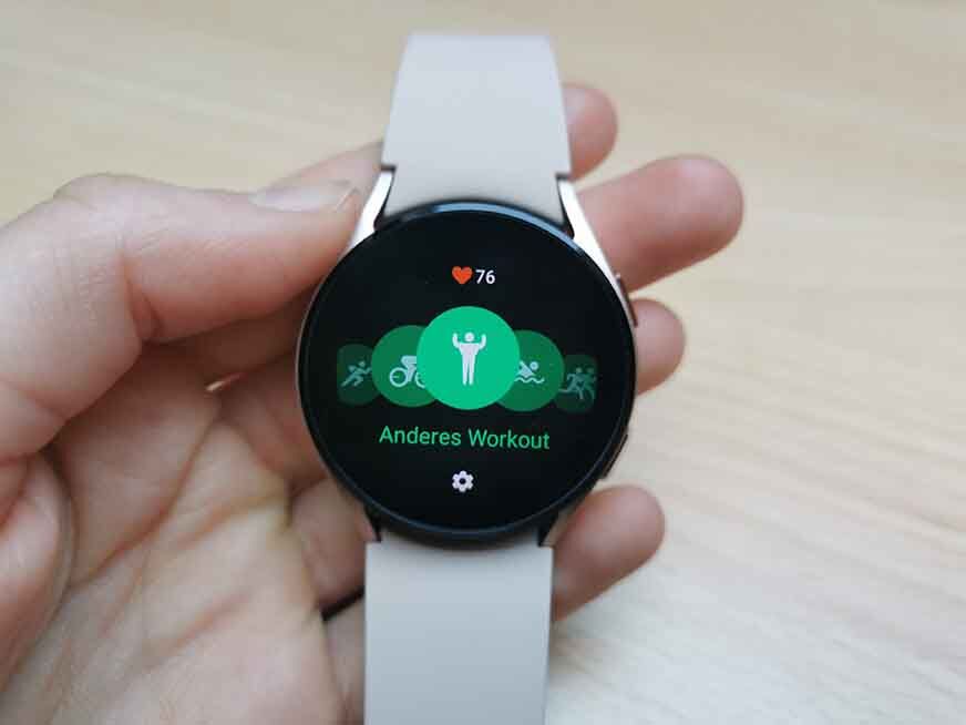 Man sieht, wie man auf der Samsung Galaxy Watch 4 aus verschiedenen Trainingsprogrammen auswählen kann. 